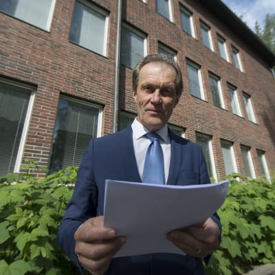 Nurmeksen kaupunginjohtaja Asko Saatsi seisoo ulkona paperit kädessään.