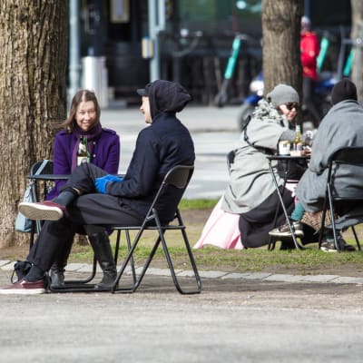 Gastropub Tuulensuu lainasi asiakkailleen piknik-pöydän ja -tuolit virvokkeiden ja ruoan nauttimista varten Hämeenpuiston alueella.