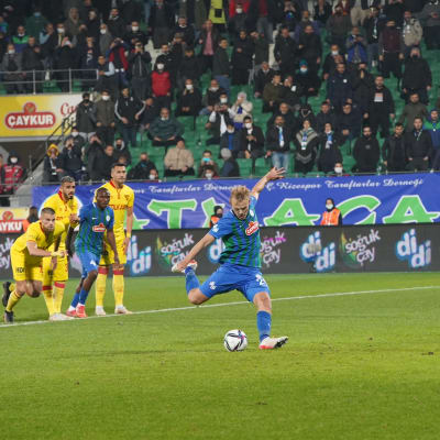 Joel Pohjanpalo laukoo rangaistuspotkun verkkoon Turkin liigan ottelussa.