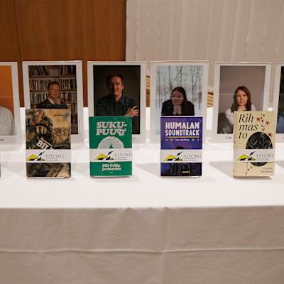 Vuoden 2025 Savonia-kirjallisuupalkintoehdokkaiden kuvat ja teokset pöydällä.