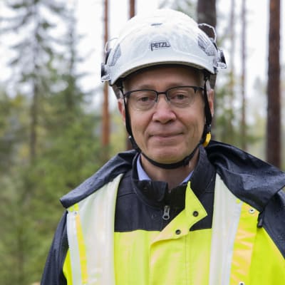 Stora Enson Varkauden tehtaan johtaja Jarkko Tehomaa metsässä.