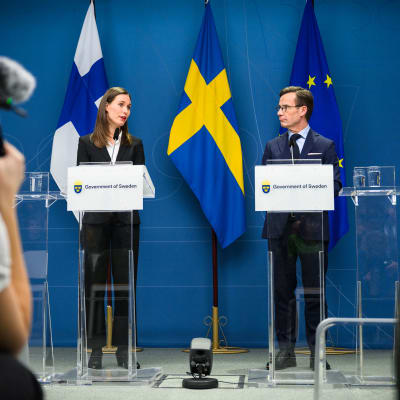 Finlands statsminister Sanna Marin och Sveriges statsminister Ulf Kristersson vid en presskonferens i Stockholm.