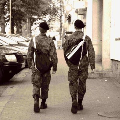 två män på trottoar