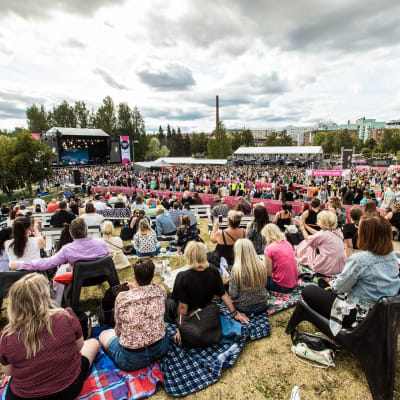 Yleisöä Behmin keikalla loppuunmyydyssä Tammerfestissä Ratinassa 23.7.2021. Pirkanmaan koronatilanteen status oli paria päivää aiemmin siirretty kiihtymisvaiheeseen.