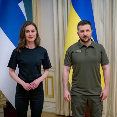 Volodymyr Zelenskyi ja Sanna Marin poseeraavat maidensa lippujen edessä.