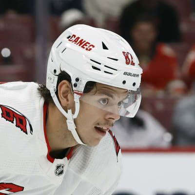 Carolinan NHL-pelaaja Jesperi Kotkaniemi odottaa kiekon putoamista ottelussa.