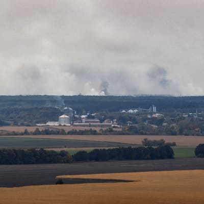 Rök stiger upp från det brinnande ammunitionslagret i Tjernihiv