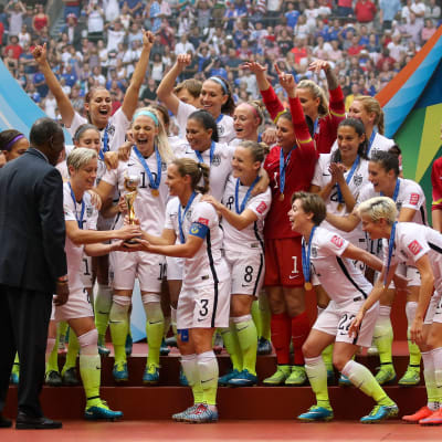 USA:s damer lyfter VM-pokalen