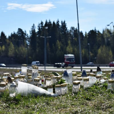 Ljus vid platsen för dödsolyckan vid Omfartsvägen i Åbo 18 maj 2017.