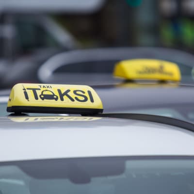 Takseja Tampereen rautatieasemalla.
