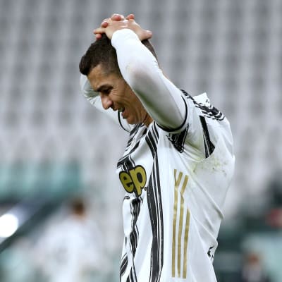 Cristiano Ronaldo med händerna på huvudet