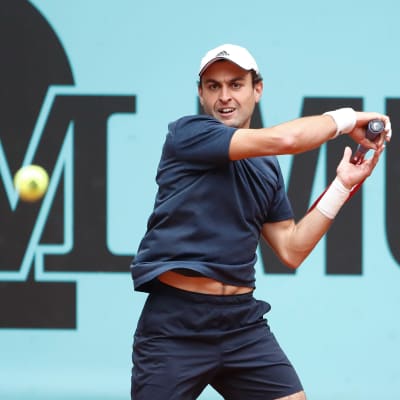 Aslan Karatsev lyö tennispalloa