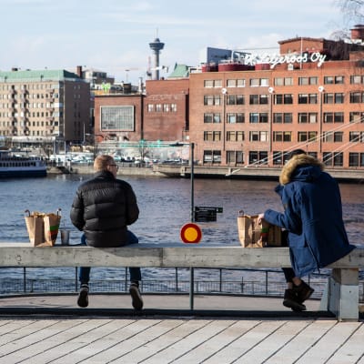 Osa ravintoloista on suljettu, toiset myyvät annoksia mukaan. Kuvassa nautitaan Burger Kingin eväistä Ratinan rannassa 27.3.2020.