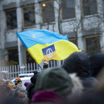 Ukrainan lippu ja rauhanmerkki Ukrainan sodan vastaisessa miekkarissa