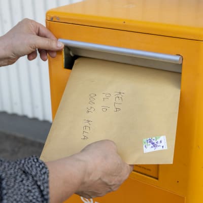kirjeen pudotus postilaatikkoon