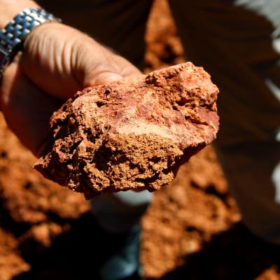 En brun klump bauxit, jordarten ur vilken aluminium kan utvinnas. 
