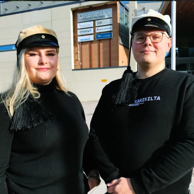 Tietotekniikan opiskelijat Viivi Mustonen ja Atte Jokinen Tietotalon edustalla Hervannan yliopistokampuksella Tampereella.