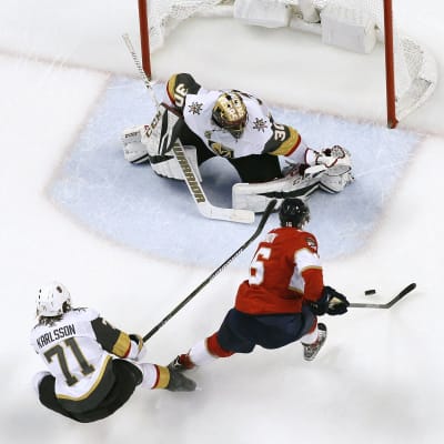 Aleksander Barkov försöker överlista Vegas-målvakten Malcolm Subban.