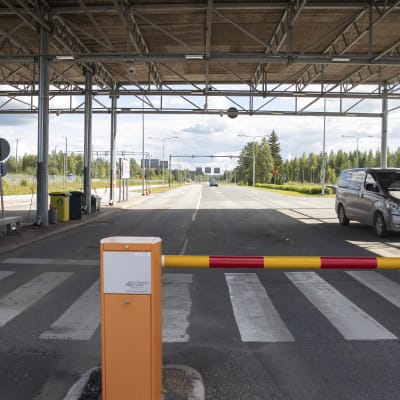 Niiralan raja-aseman Venäjältä saapuvien autojen kaista. 