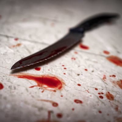 Kniv som ligger på blodig yta