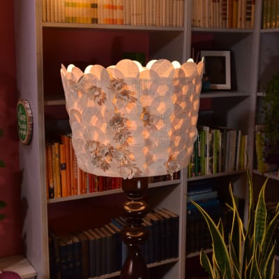 Lampskärm i papper i ett vardagsrum.