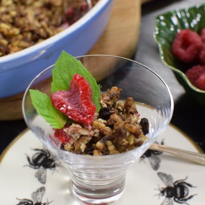 Portion med drönarlarv-crumble med  kokos och hallon 