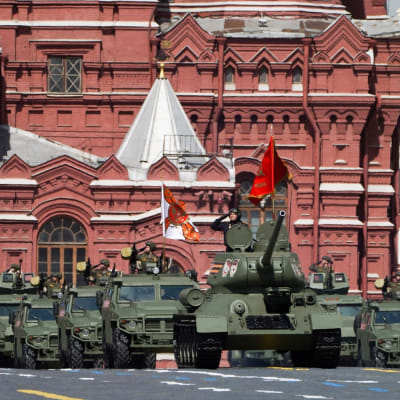 Venäläisiä sotilasajoneuvoja Moskovan Punaisella torilla. Sotilaat seisovat ajoneuvojen päällä asennossa.
