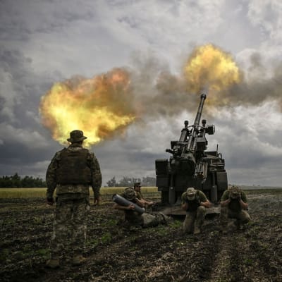 Ukrainan sotilaat ampuvat ranskalaisella itseliikkuvalla 155 mm / 52-kaliiperisella Caesarilla kohti Venäjän asemia rintamalla Itä-Ukrainan alueella Donbasissa.