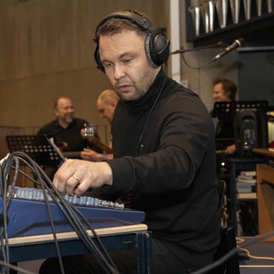 Ossi Jauhiainen säätää äänimikseria Alavan kirkon urkuparvella. Taustalla muusikot Mikko Tuomi, Tony Lehto ja Antti-Pekka Rissanen.