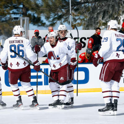 Mikko Rantanen firar Samuel Girards 1–0-mål i den första perioden då det fortfarande var ljust ute.