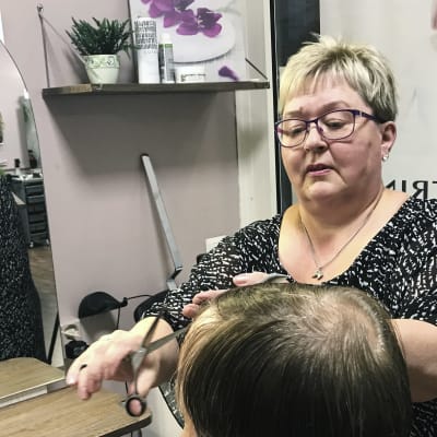 Parturi-kampaaja Heli Aho yrityksessään.