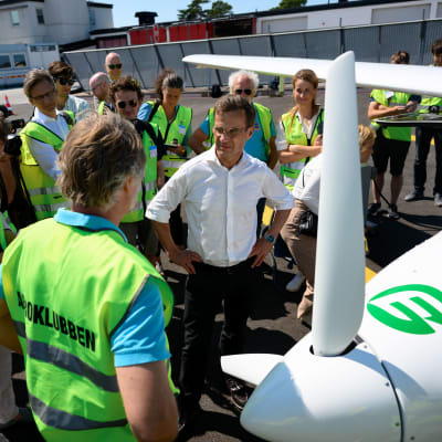 Ruotsin pääministeri Ulf Kristersson lähdössä lennolle sähkölentokoneella Visbyssä Tukholmassa. 