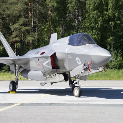 Iso-Britannian kuninkaallisten ilmavoimien F-35B Karjalan lennoston tukikohdassa Siilinjärven Rissalassa.