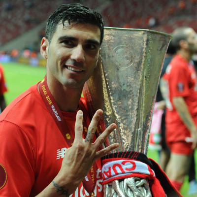 José Antonio Reyes med Europa League-pokalen.