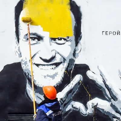 Aleksei Navalnyistä tehtyä seinämaalausta maalataan piiloon.