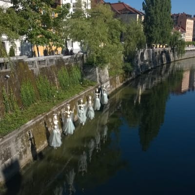 Konst i form av dockor nere längs floden Ljubljanica i Ljubljana, Solovenien.