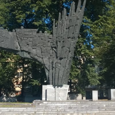 En stor svart skulptur på Republikens torg i Ljubljana.