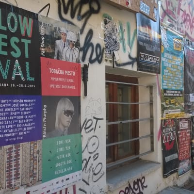 Flowfestivalen syns i gatubilden i Ljubljana med affischer och graffiti på husväggar.