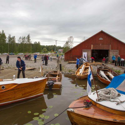 Träbåtar vid brygga. 