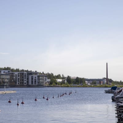 Kuopion satama-alue. Taustalla kerrostaloja ja teollisuusaluetta.