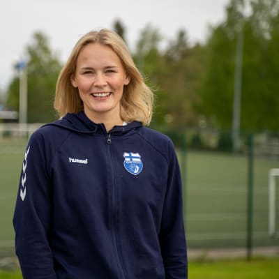 Porträttbild på Ellen Voutilainen.