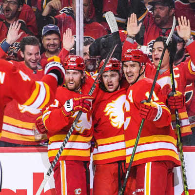 Calgaryn pelaajat juhlivat voittomaalia Dallasin verkkoon NHL:ssä 11.5.2022.
