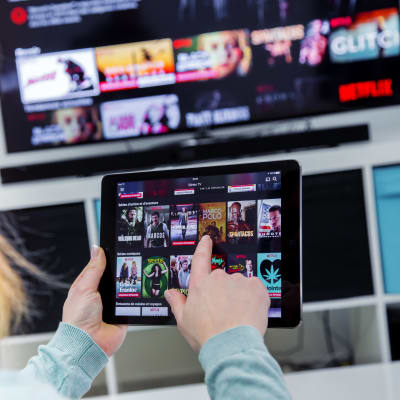 En person tittar på Netflix. 