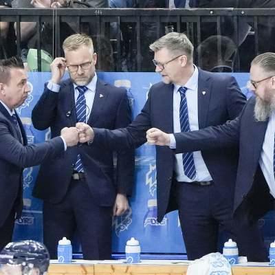 Finlands ishockeytränare firar seger.