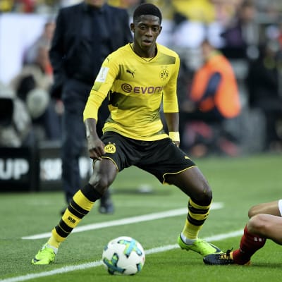 Borussia Dortmunds Ousmane Dembelé möter Bayern Münchens Rafinha.