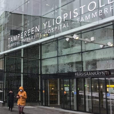Huvudingång till Tammerfors universitetssjukhus.