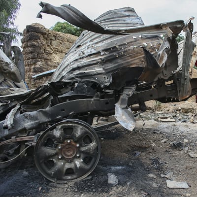 Barn inspekterar islamisternas förstörda fordon i Diabaly