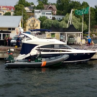 En båt körde för fort in i Norra hamnen i Ekenäs, vågorna skadade andra båtar. Polis och Ekenäs sjöbevakningsstaion på plats.