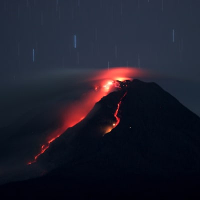 Vulkanen Sinabung på Sumatra spyr lava