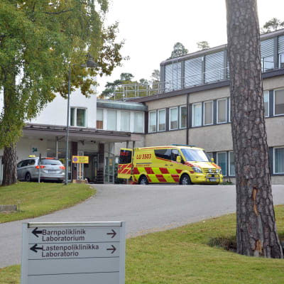 Ambulans utanför Ekenäs sjukhus.